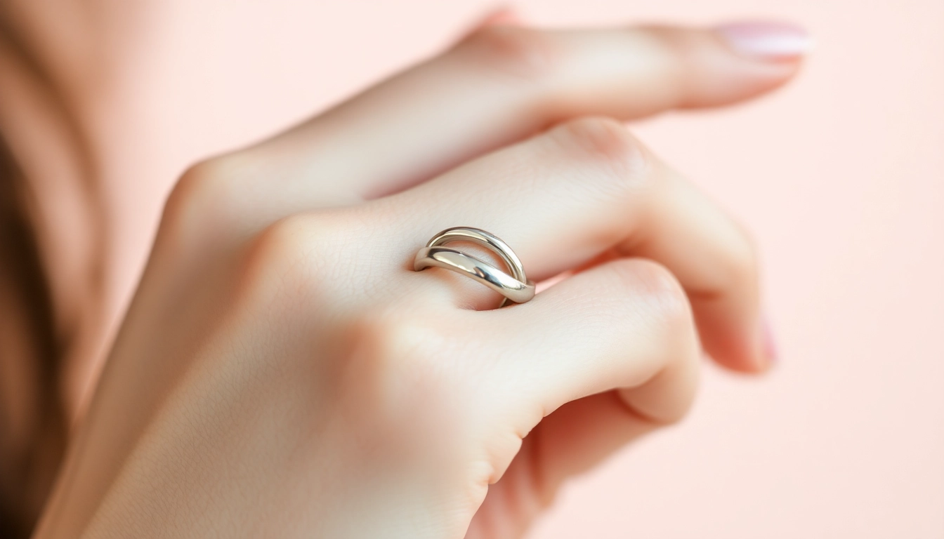 Elegant pierscionek na gumce worn on finger, highlighting its flexible and stylish design for